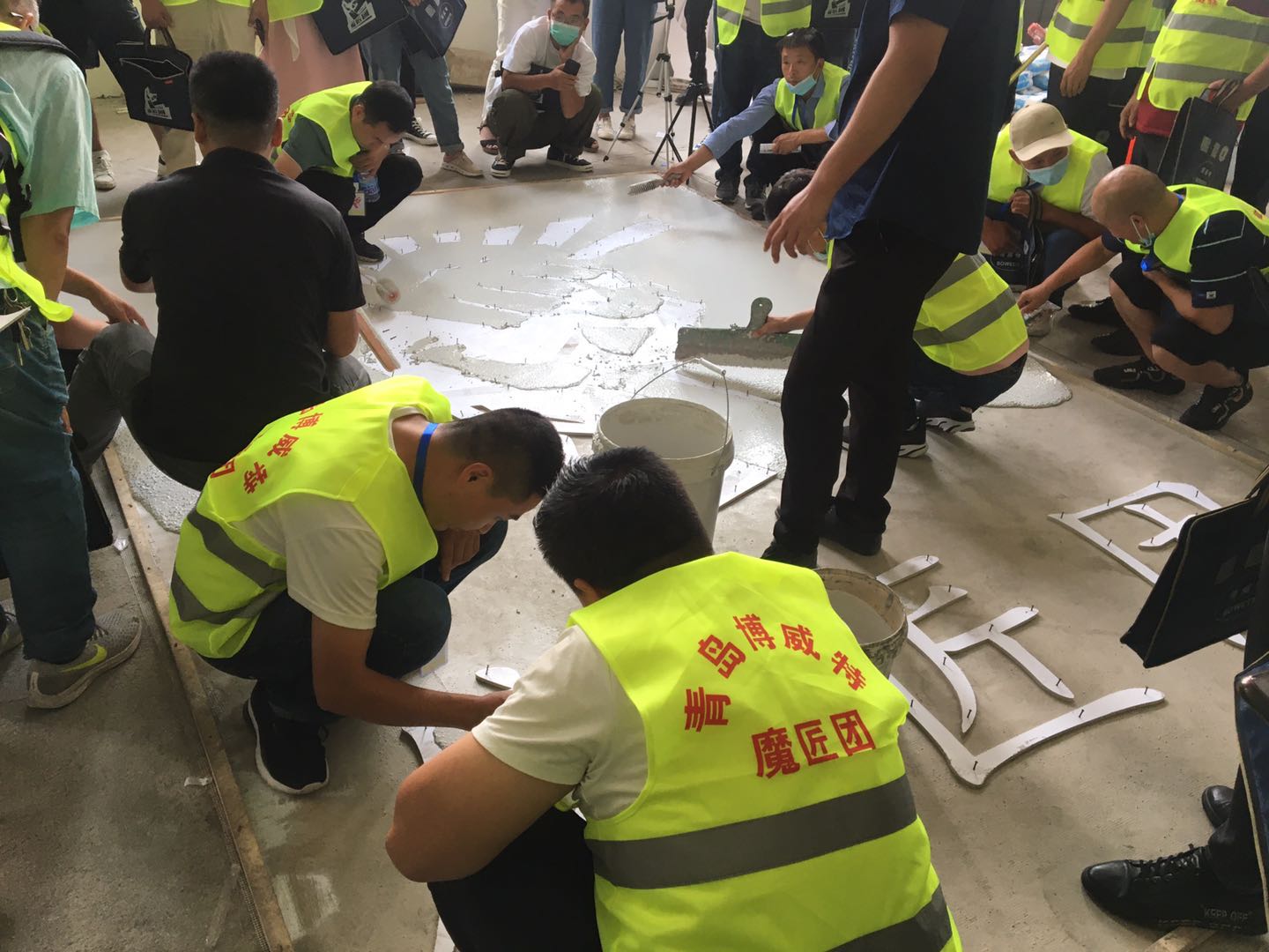 無(wú)機(jī)磨石地坪無(wú)縫施工